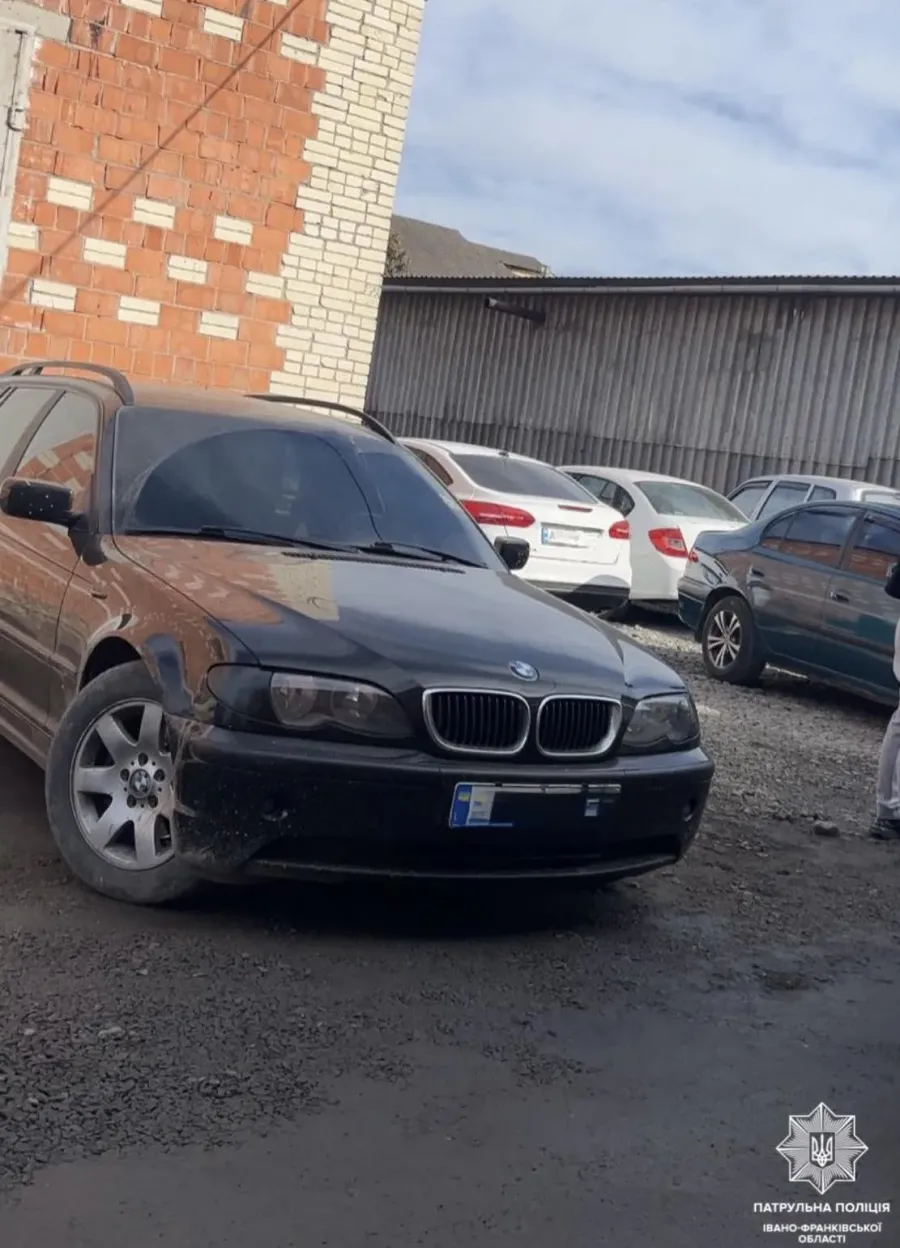 На керманича BMW патрульні склали адміністративні матеріали