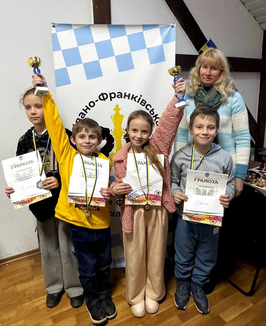 Калушанка Юлія Псюк (друга справа) стала чемпіонкою області