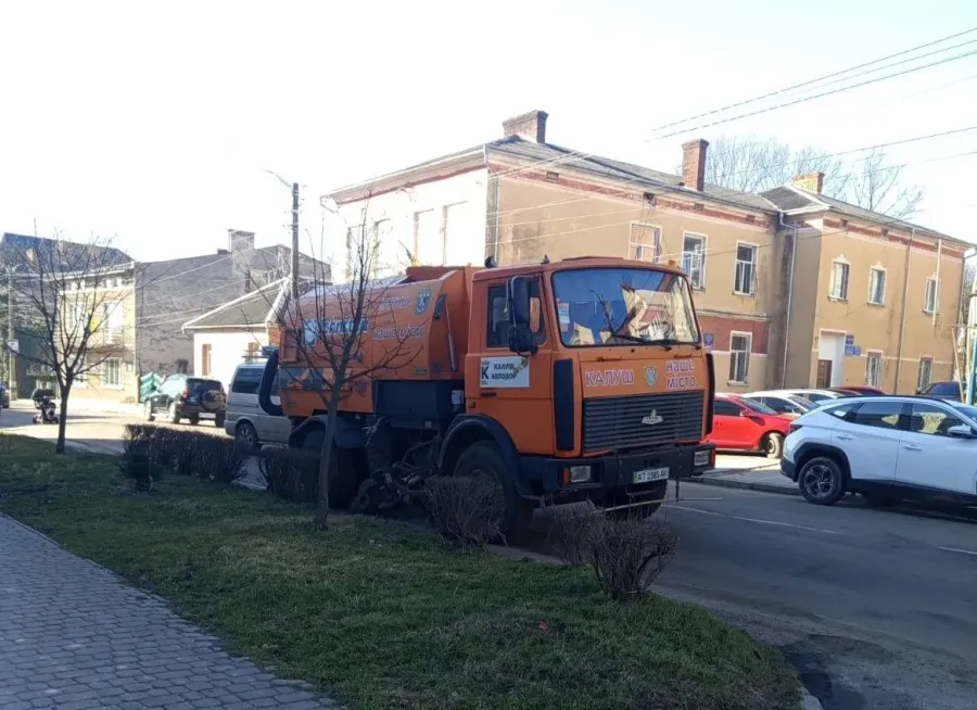 "Калушавтодор" поповнює парк техніки для ремонту та обслуговування доріг. Фото: "Калушавтодор"