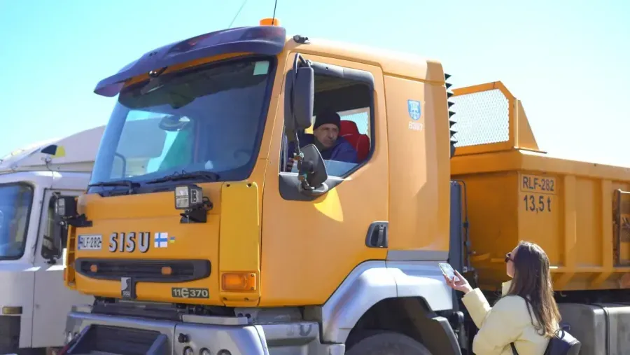 Нова машина вміщає 13,5 тонни матеріалу, тоді як КамАЗ — 10, ЗІЛ — 6 тонн. Фото: архів "Вікон"