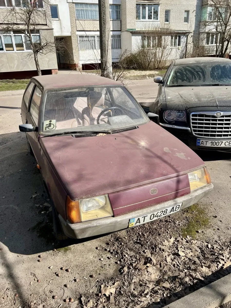 Автівки кілька років поспіль покинуті біля наукового ліцею імені Дмитра Бахматюка