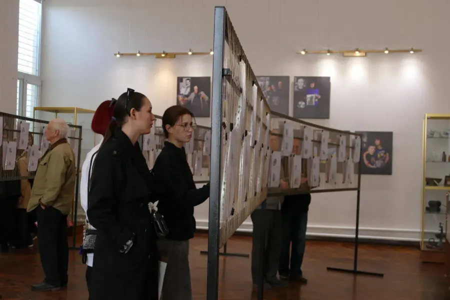 Автори самостійно обирають тематику конвертів. Фото: Калуська міська рада, Музейно-виставковий центр