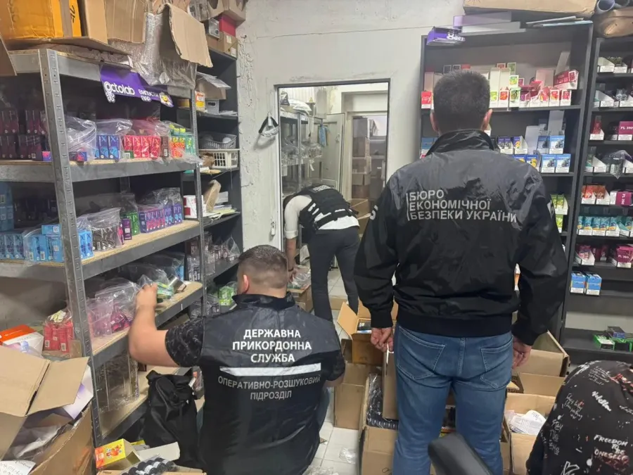 Прикордонники та БЕБ викрили мережу постачання контрафактного товару