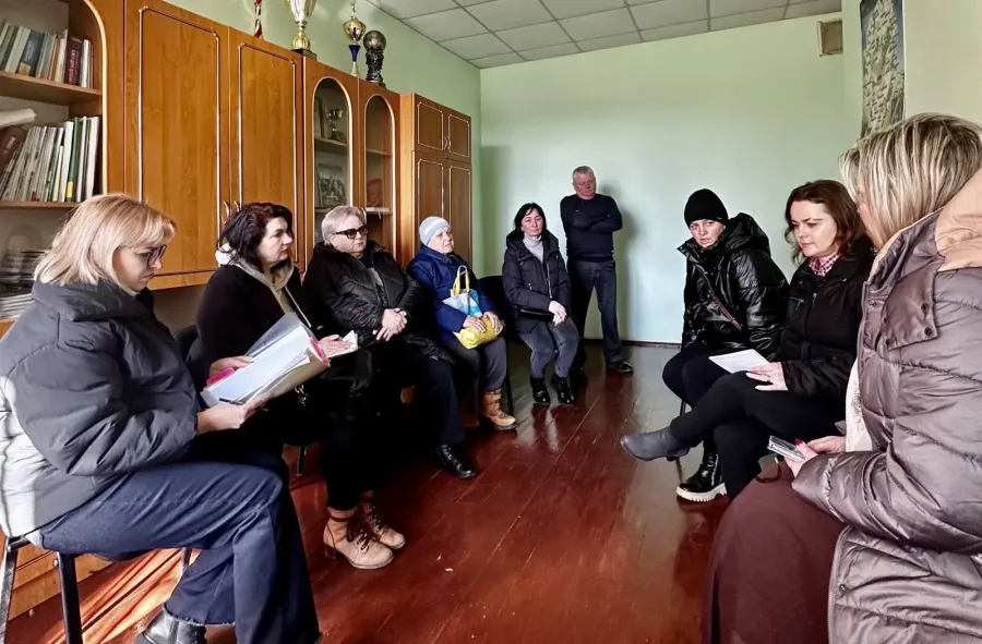 Жінка розповіла про ситуацію з ЦРЛ на виїзному прийомі у Кропивнику. Фото: Калуська міська рада