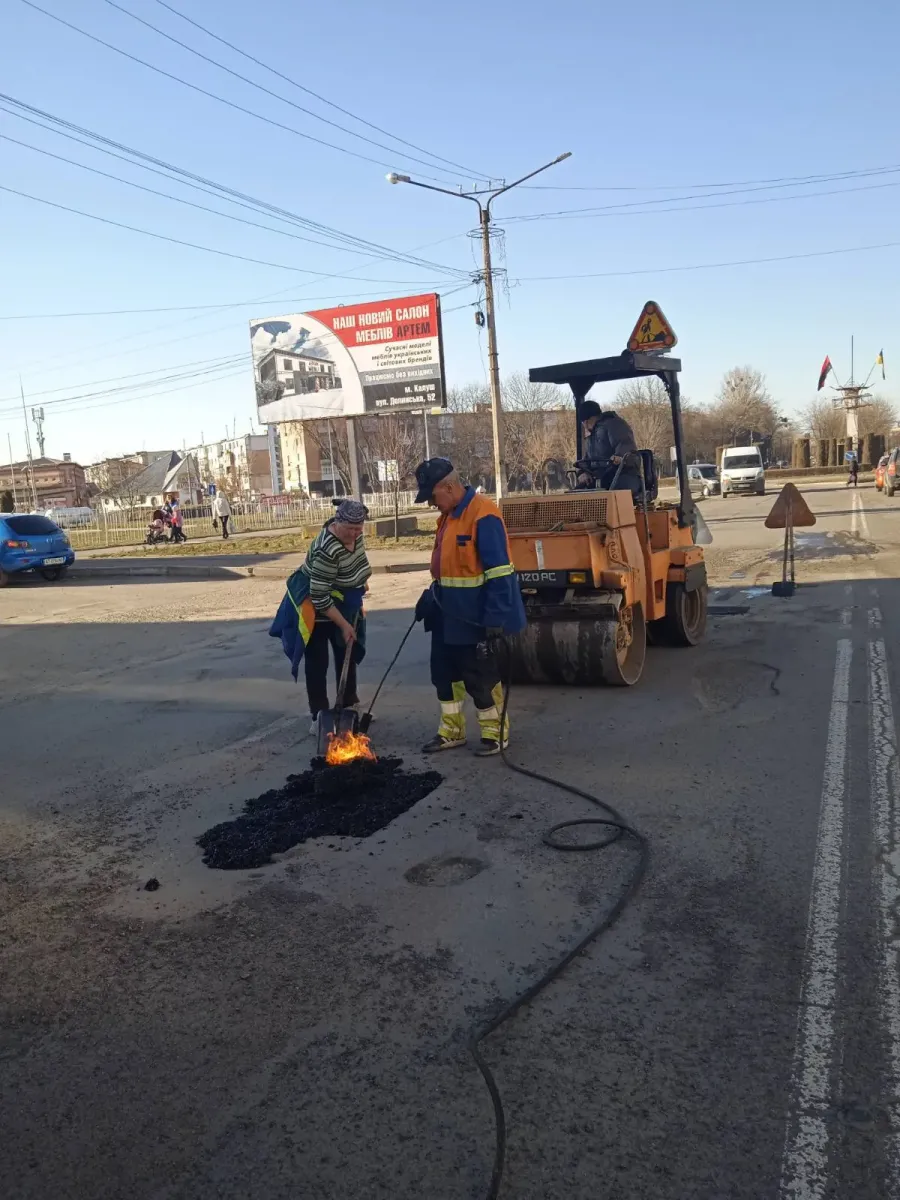 Комунальники використали холодний асфальт, придбаний минулого року. Фото: "Калушавтодор"