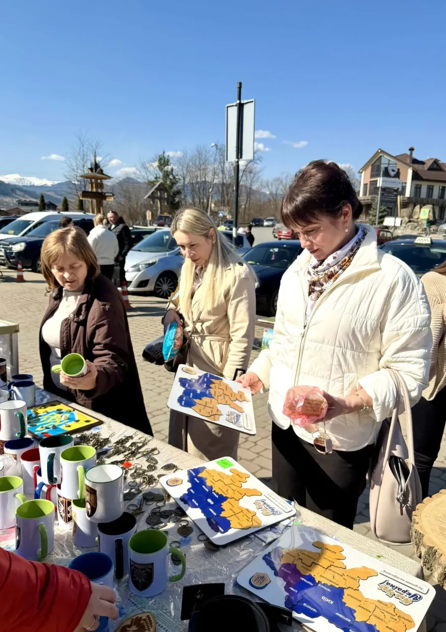 Кожна покупка стала внеском у підтримку українського війська. Фото: Верховинська РДА