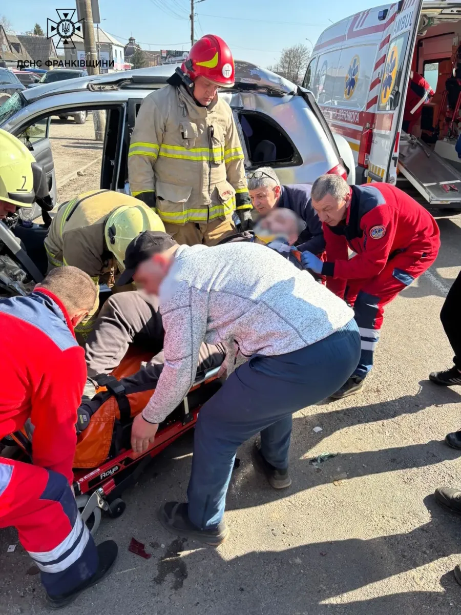 Водія легкового автомобіля затиснуло в понівеченому транспортному засобі