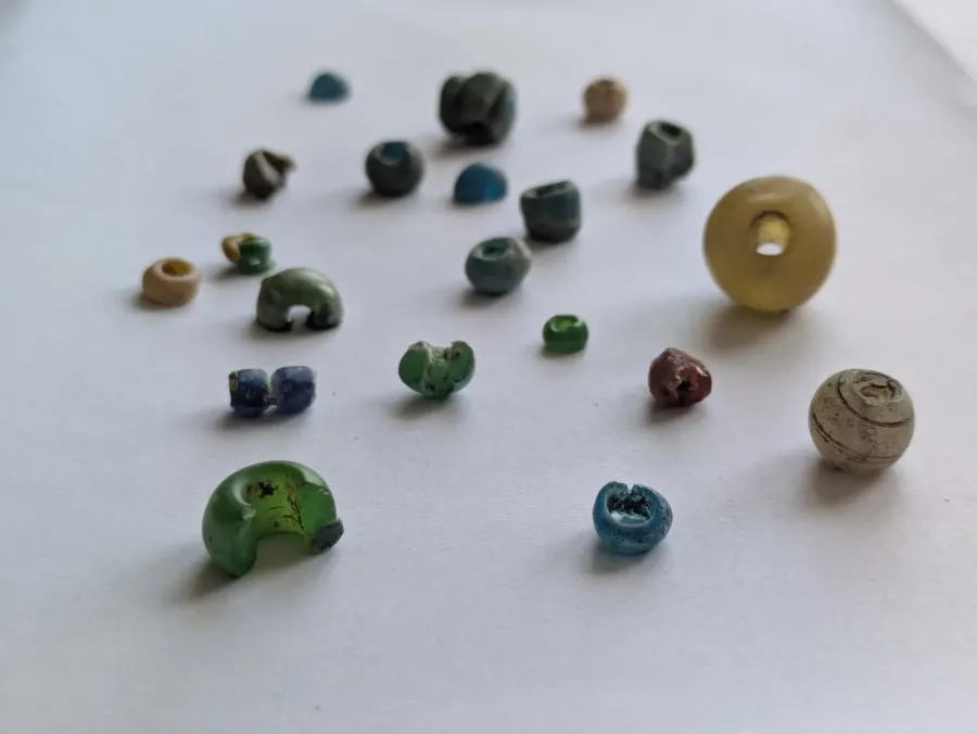 Серед знахідок — і особлива велика намистина жовтуватого кольору, ймовірно з бурштину, а також кам’яна 