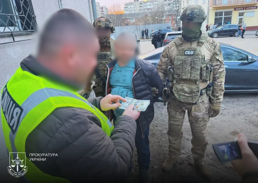 Затримання відбулося на площі Героїв у Калуші. Фото: Спецпрокуратура Західного регіону