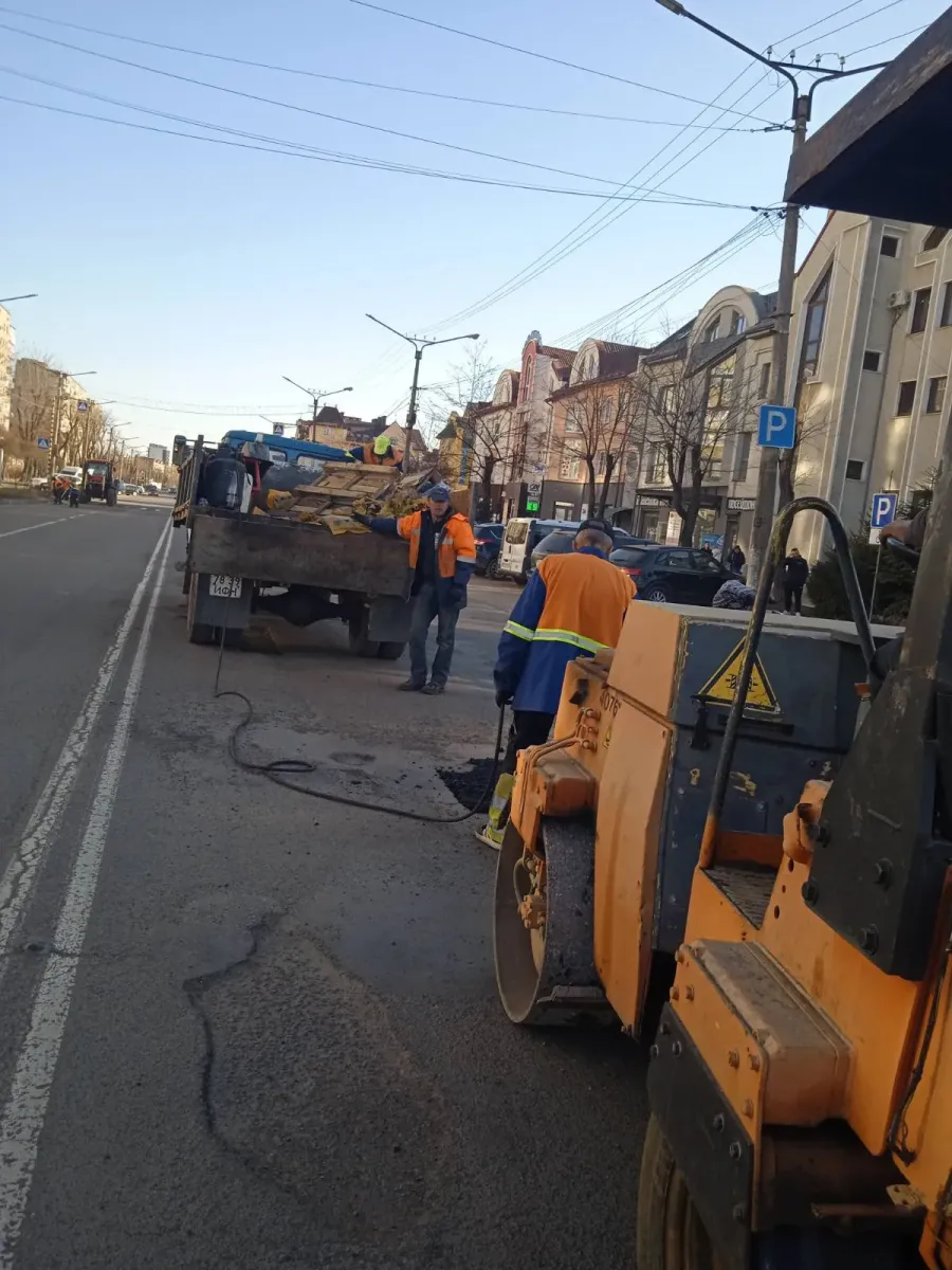 Комунальники "латають" холодним асфальтом ями, які утворилися після зими. Фото: Калуська міська рада