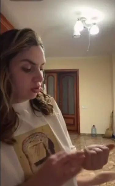 На відео жінка вчиняє протиправні дії щодо дітей. Фото: скрін із відео