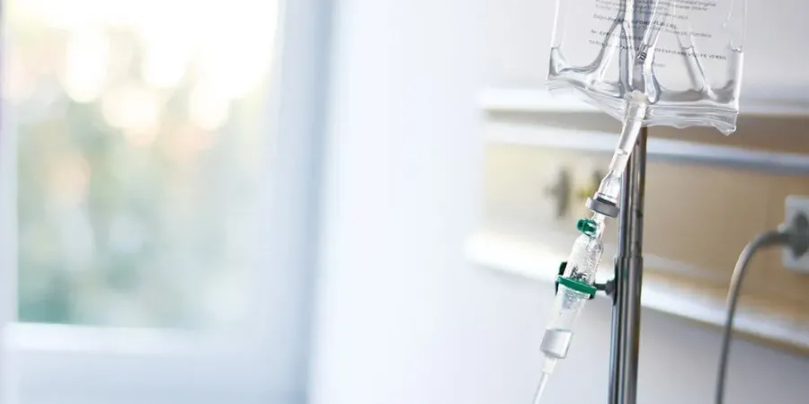 Ілюстроване фото. Дитина після розпивання коньяку на території одного з ліцеїв міста потрапила до реанімації