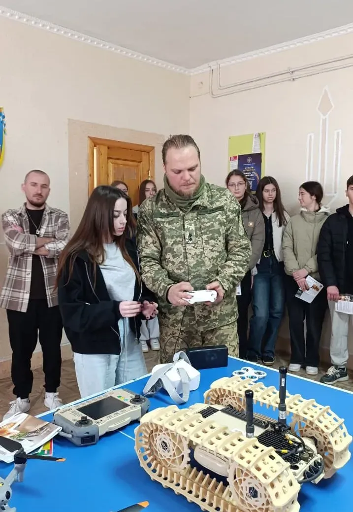 Військова освіта в Україні сьогодні — це про високотехнологічну підготовку. Фото: Калуський ТЦК та СП