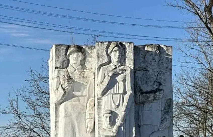 Пам’ятник із зображення радянського солдата руйнується і може становити небезпеку для дітей
