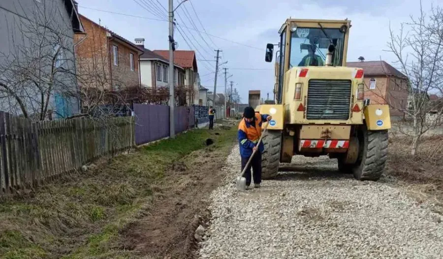 Через відсутність пального комунальники просять жителів сіл допомагати. Фото: архів "Калушавтодору"