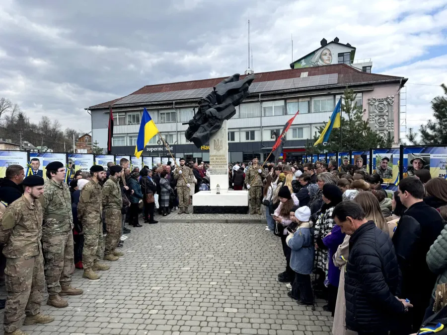 Створення Алеї віри і надії у Косові ініціювали рідні зниклих безвісти та полонених воїнів. Фото: Косівська РВА