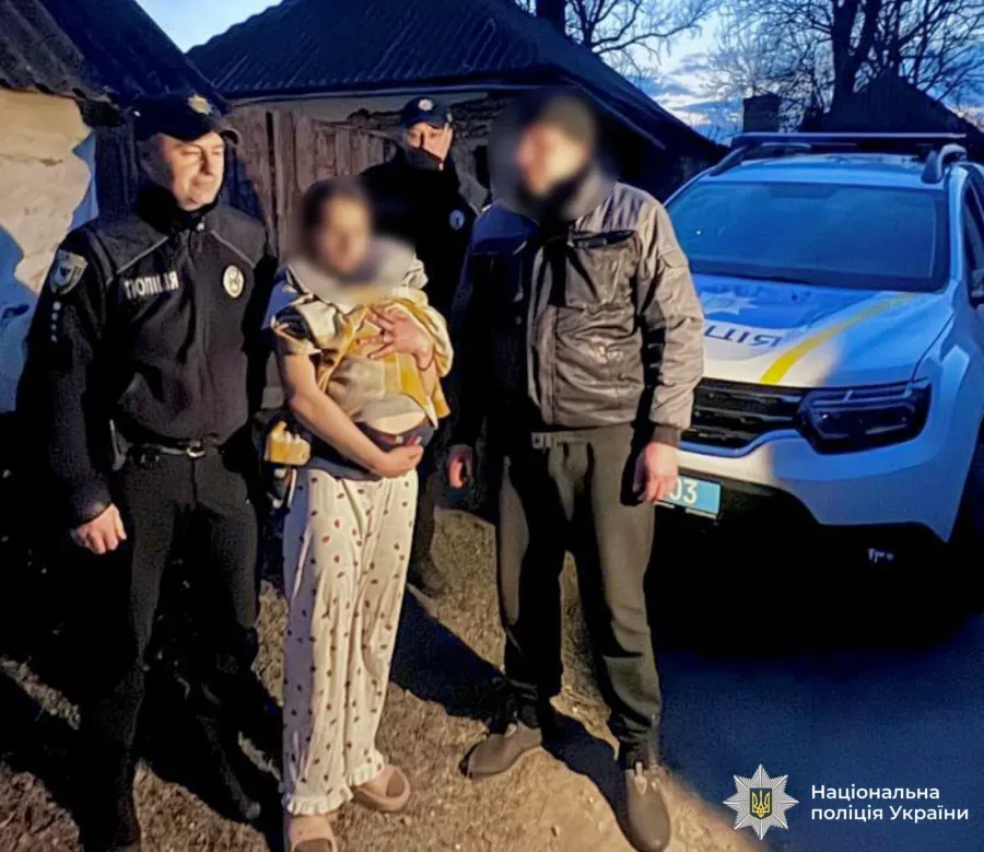 Поліціянти передали дитину матері