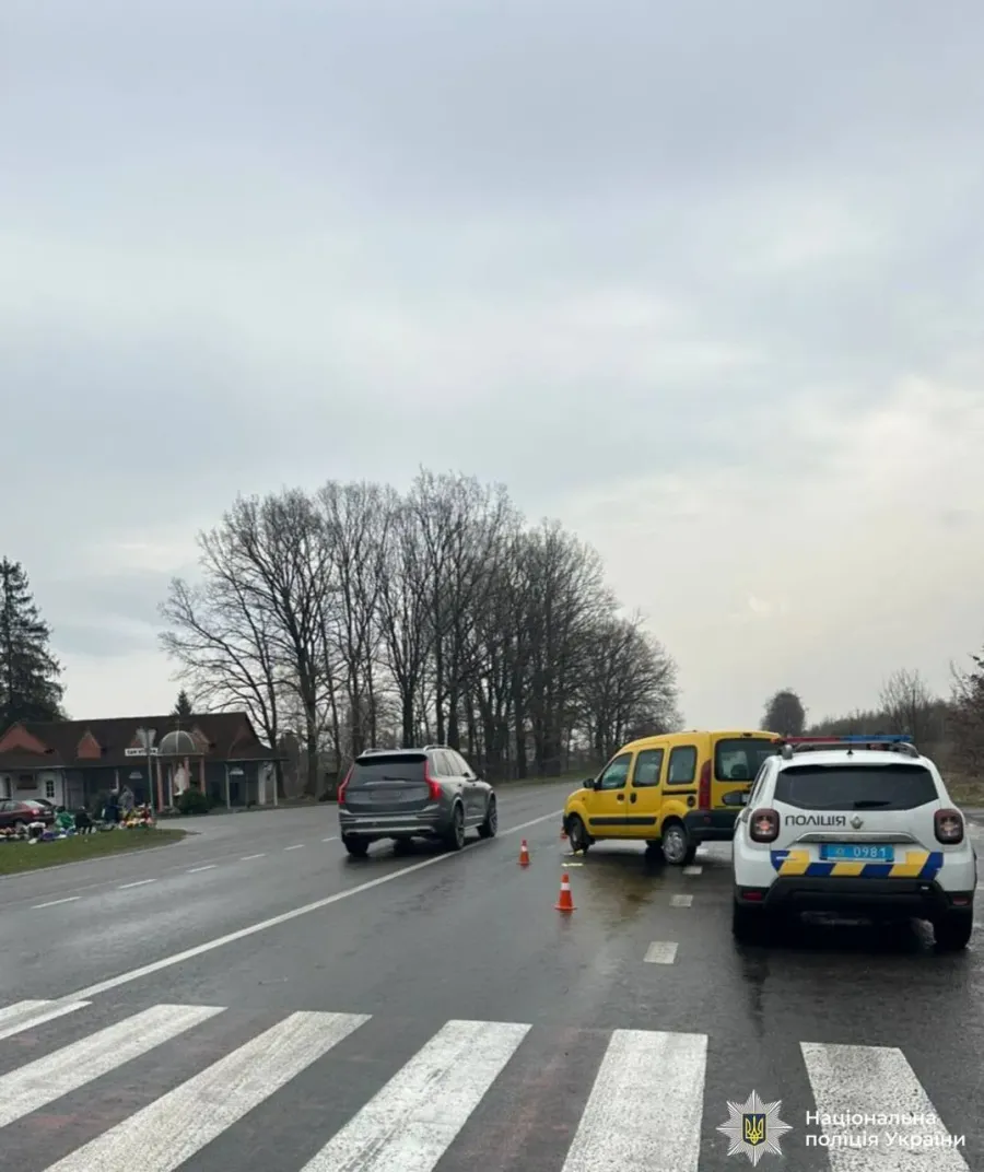 Наразі на місці події працюють поліцейські та встановлюють усі обставини дорожньо-транспортної пригоди