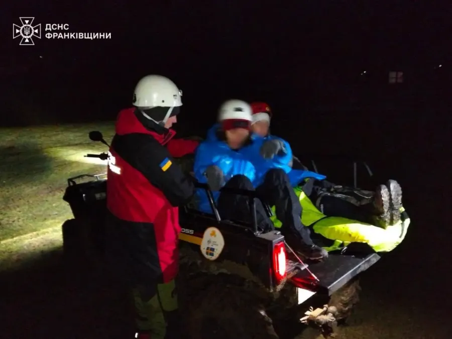 Прибувши до жінки, фахівці надали їй домедичну допомогу 