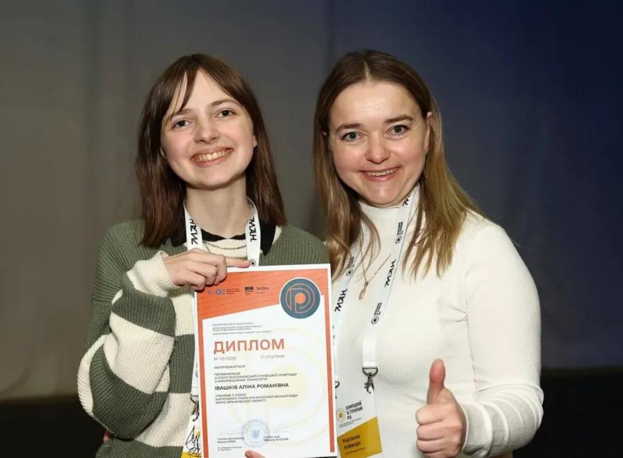 Аліна Івашків та її наставниця Ольга Джигола. Фото: Калуський ліцей №4