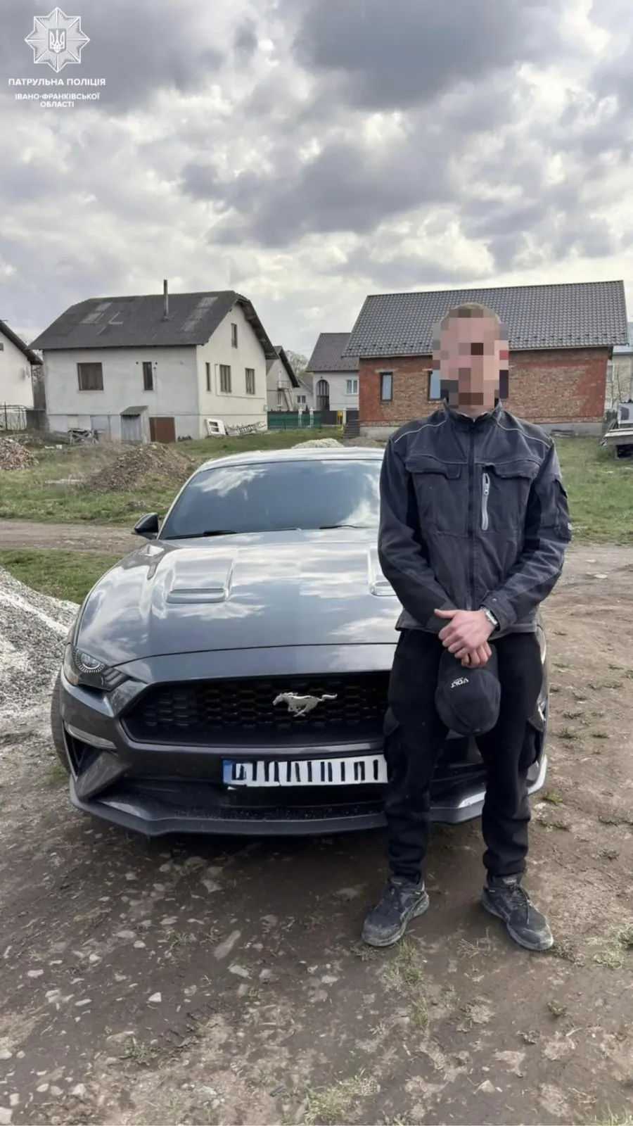 Під час втечі водій допустив зіткнення зі службовим автомобілем поліції