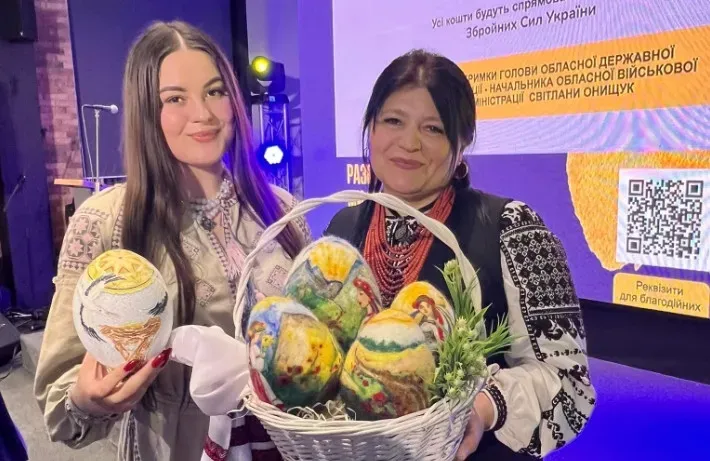Виставка презентує багатство кольорів, символів і сенсів, закладених у писанці як оберезі
