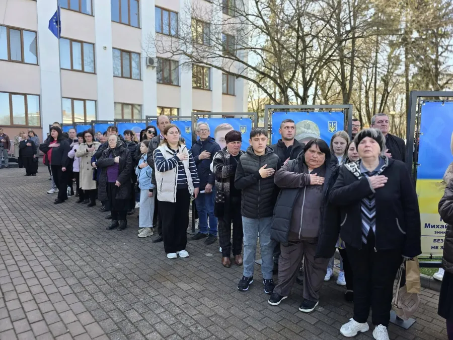 Алея Надії — це місце щоденного нагадування, що війна триває. Фото: Снятинська міська рада