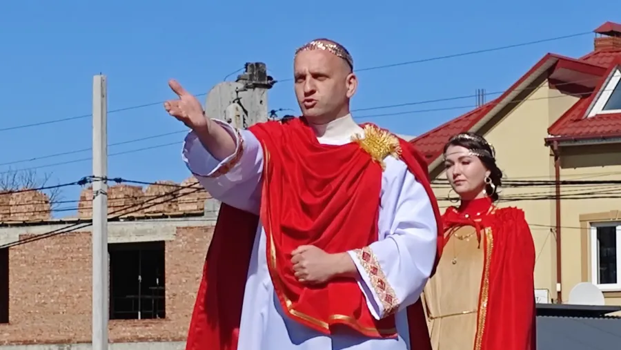 Театралізована Хресна дорога понад три години йшла центральними вулицями Брошнева-Осади. Фото: Діана Романишин