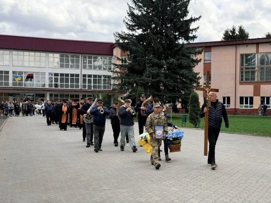 У Бурштині попрощалися з захисником Тарасом Борщем. Фото: Бурштинська міська рада