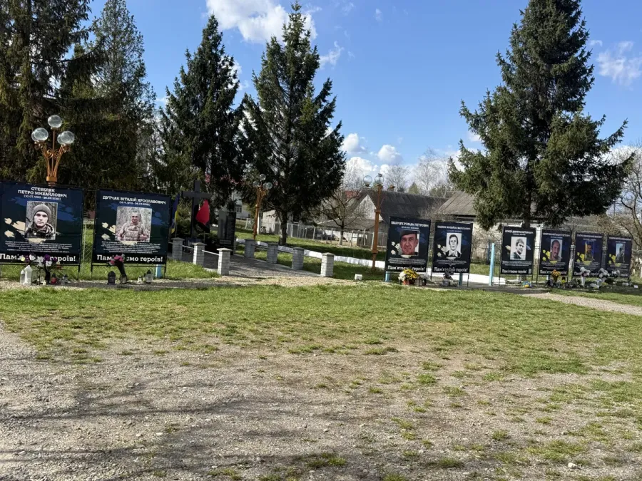 Бруківка у Цуцилові є, а благоустрою біля банерів загиблим захисникам нема