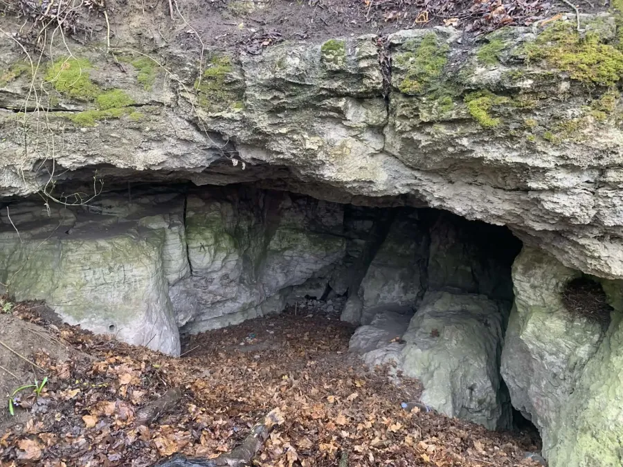 В урочищі є дві печери і карстові ущелини 