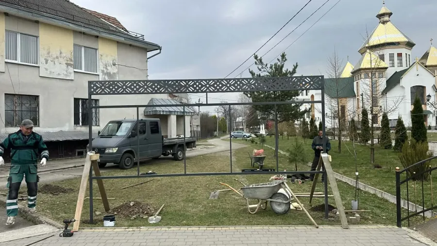 Конструкцію Меморіалу воїнам, які зникли безвісти, зробив майстер Сергій Свіршко. Фото: Іван Мазурик
