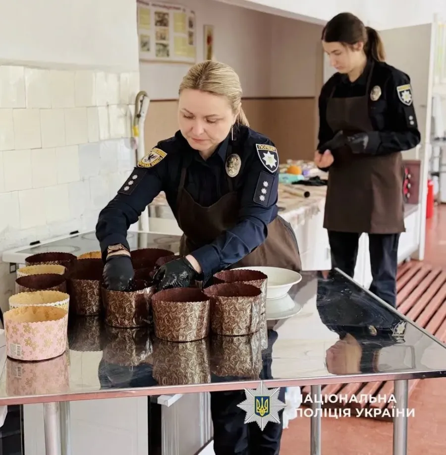 Поліціянтки власноруч місили тісто і випікали паски