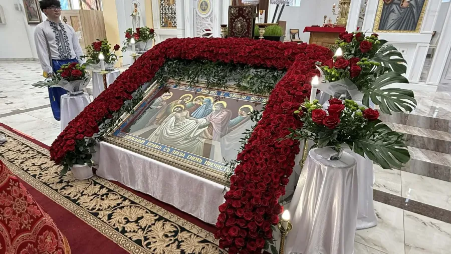 Плащаницю понад чотири години оздоблювали сім працівниць. Фото: Іван Мазурик