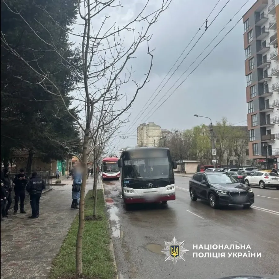 Поліціянти встановлюють обставини аварії