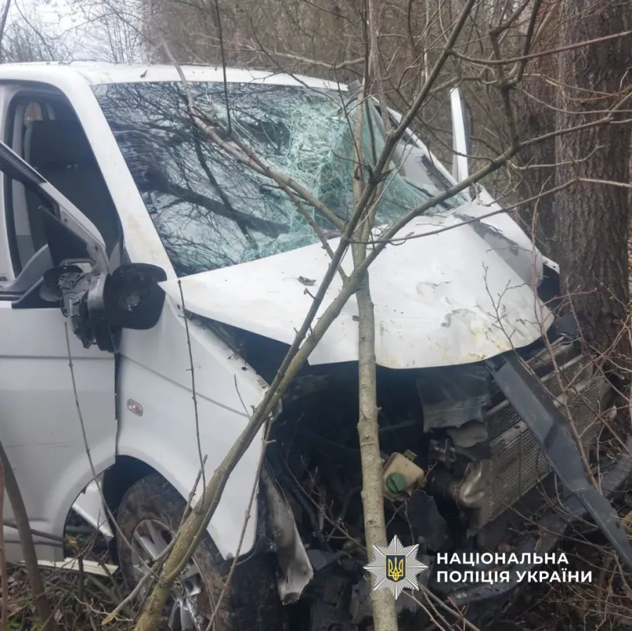 Понівечений Volkswagen Transporter після з’їзду у кювет. Фото: Поліція Івано-Франківської області.