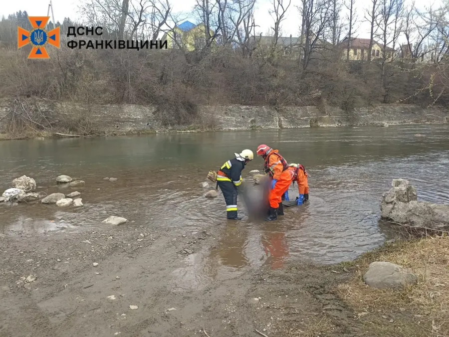 У Верховині рятувальники дістали тіло чоловіка з річки Чорний Черемош. Фото: ДСНС
