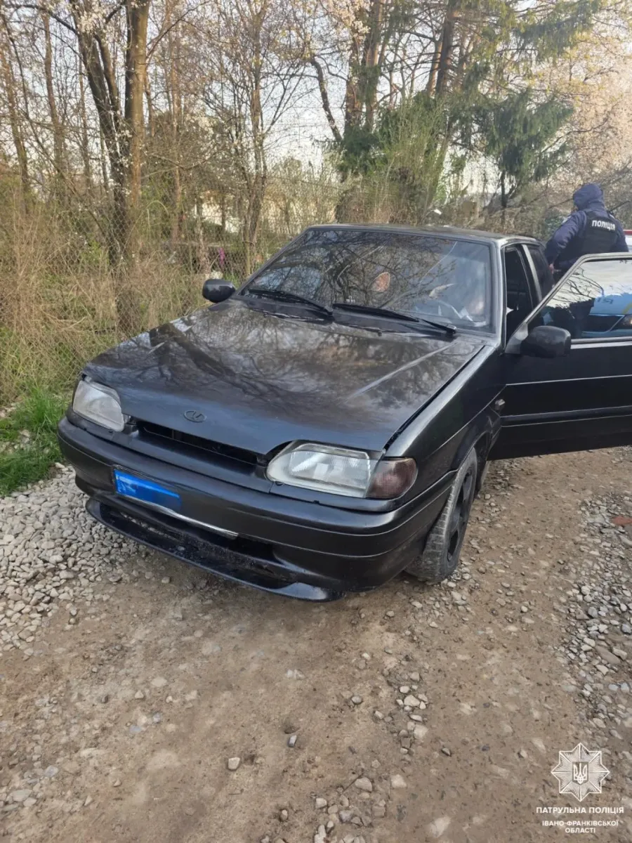 Патрульні зупинили автомобіль за порушення правил дорожнього руху