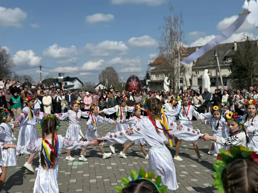 Вихованці танцювального колективу «Лілея» виконали шість композицій. Фото: парафія Покрови Пресвятої Богородиці