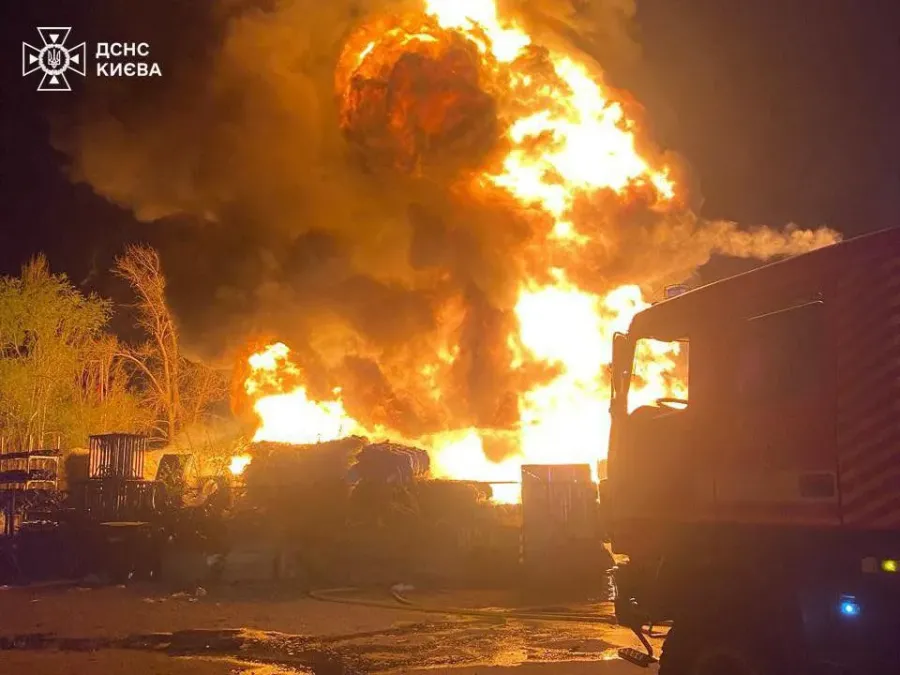 В Оболонському районі столиці під вогнем були медики та поліція. Фото: ДСНС