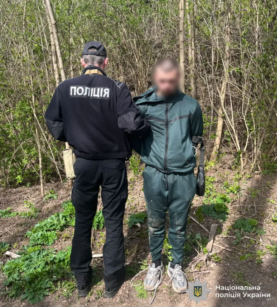 Поліціянти затримали чоловіка під час його чергового «виходу» на закладки