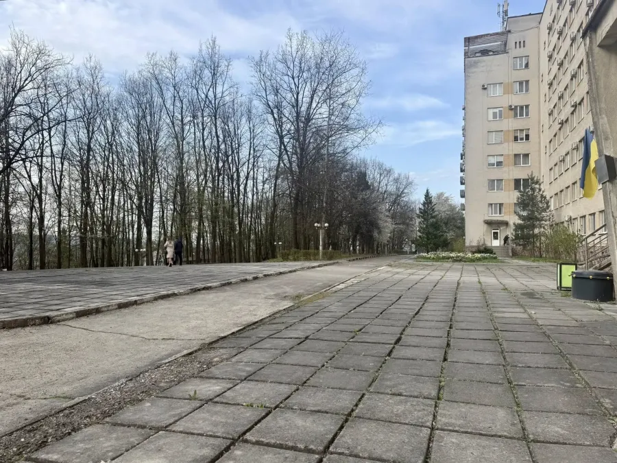 У Калуській ЦРЛ продовжують ремонтувати покрівлю. Ілюстроване фото: Калуська міська рада