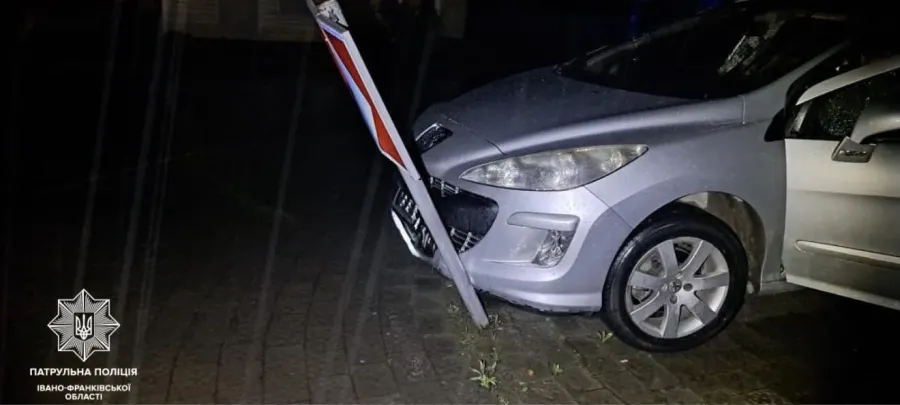 Унаслідок автопригоди транспортний засіб і дорожній знак зазнали пошкоджень