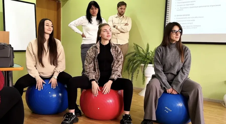 Програма навчання побудована так, щоб кожна жінка встигла пройти всі цикли підготовки до пологів