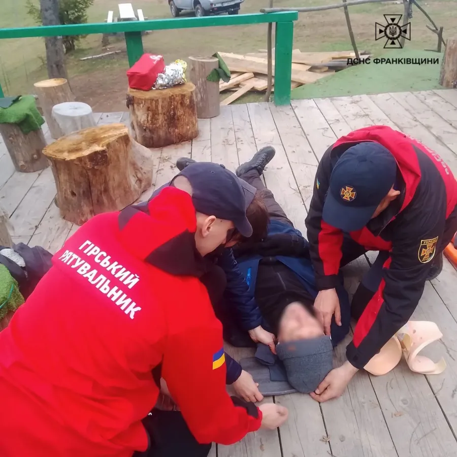 Допомогу туристу надали рятувальники гірського пошуково-рятувального відділення міста Яремче. Фото: ДСНС