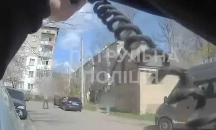 Патрульні виявили та затримали чоловіка, який стріляв. Фото: скрін із відео