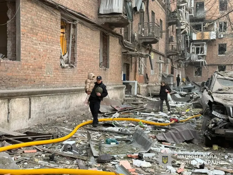 До робіт з ліквідації наслідків удару, окрім ДСНС, залучено також підрозділи Нацполіції