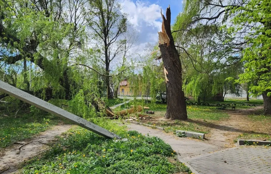 В Івано-Франківську продовжують ліквідацію наслідків негоди