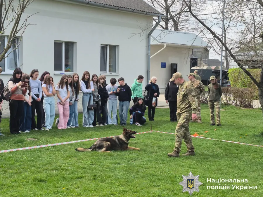 Діти побачили, як службові собаки шукають заборонені речовини
