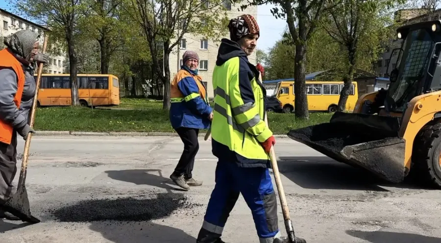 Дорожниці працюють на вулиці Хмельницького у Калуші. Фото: "Вікна"